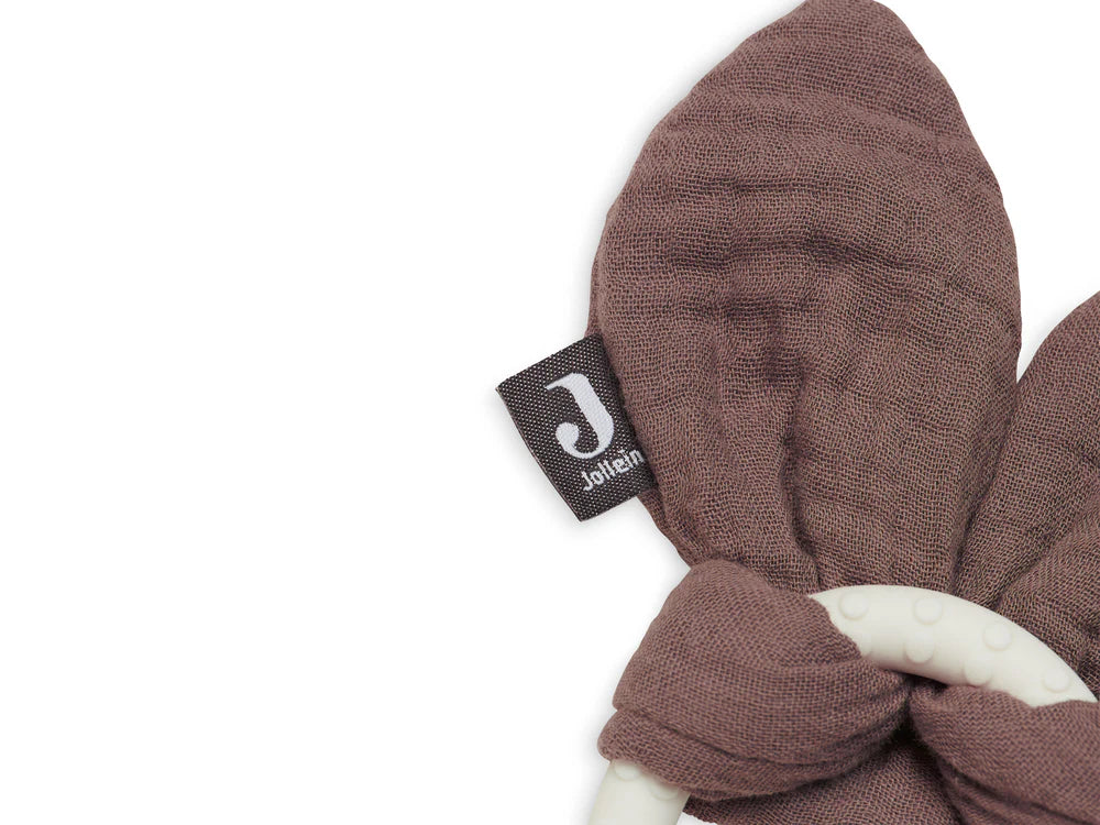 Close-up van Jollein-label op zachte oren van de Bijtring Bunny Ears Chestnut, ideaal als kraamcadeau.