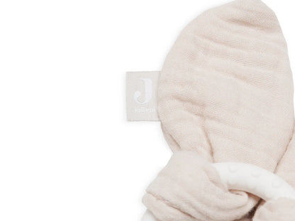 Close-up van het Jollein-label aan de zachte nougatkleurige oren van Bijtring Bunny Ears, leuk als kraamcadeau.