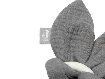 Close-up van het Jollein-label aan de zachte oren van Bijtring Bunny Ears in Olive Green, mooi als baby cadeau.