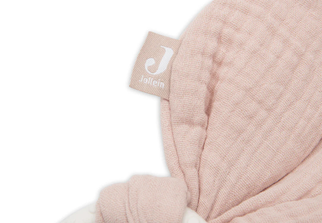 Detail van label aan zachte oren van Jollein Bijtring Bunny Ears in Storm Grey, praktisch als baby speelgoed.