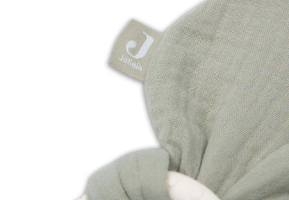 Detail van groene Jollein bijtring Bunny Ears van katoen en hout, ideaal als kraamcadeau of box speelgoed voor baby’s.