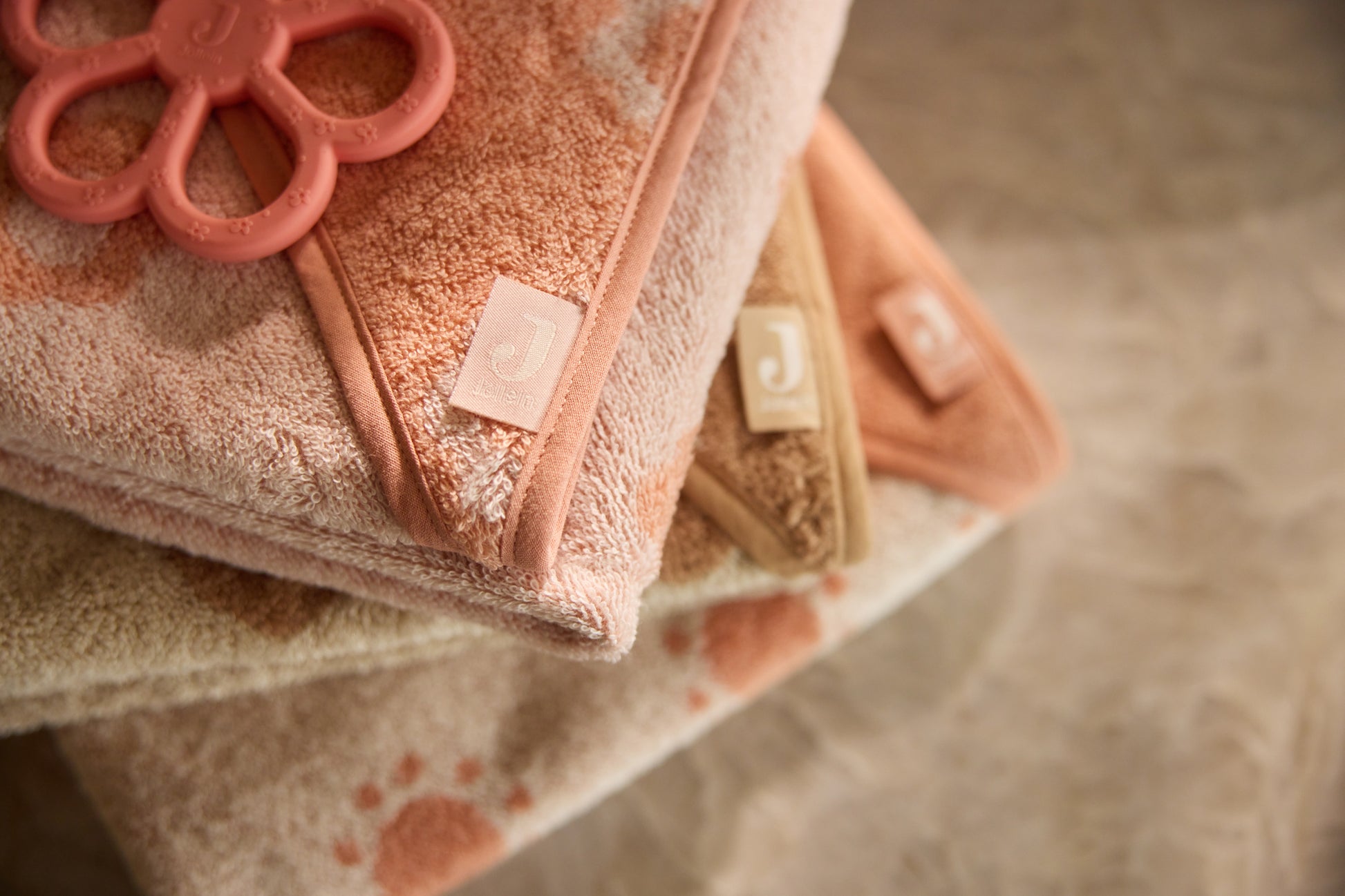Jollein bijtring coral rose met zachte handdoeken, stijlvolle combinatie baby speelgoed