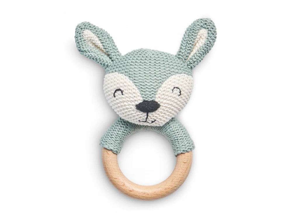 Jollein Bijtring Deer in Ash Green met gehaakt hertenkopje en houten ring, perfect baby speelgoed of kraamcadeau.