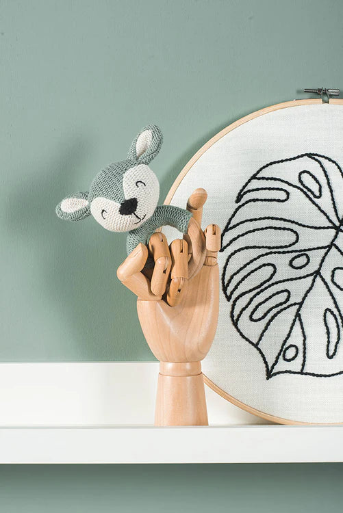 Jollein Bijtring Deer in Ash Green in houten decoratiehand tegen groene muur, leuk als box speelgoed of accessoire.
