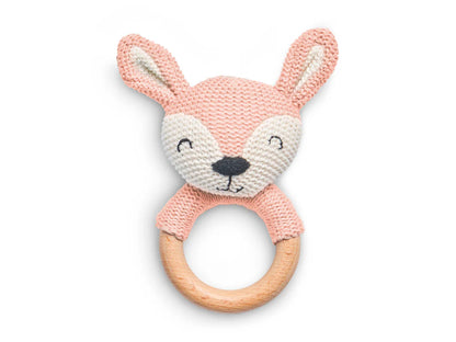 Gehaakte Jollein Bijtring Deer in Pale Pink met houten ring, ideaal als baby speelgoed of kraamcadeau.