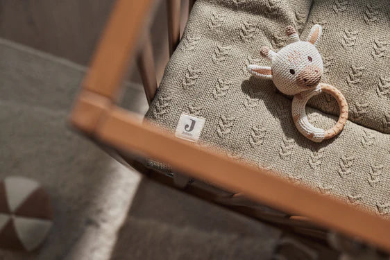 Speelgoed voor box: Jollein bijtring met gehaakte giraffe op een zacht groen wiegdekentje, perfect voor baby’s.
