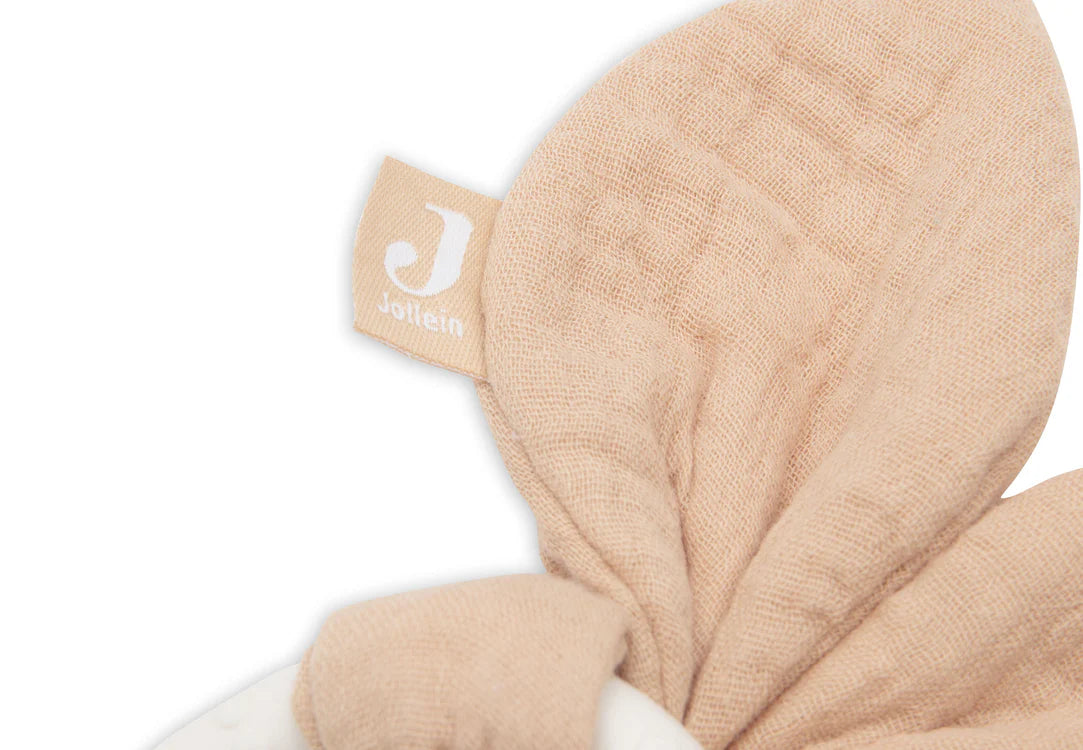 Close-up van het beige label met Jollein-logo aan zachte oren van Bijtring Siliconen Bunny Ears Moonstone.
