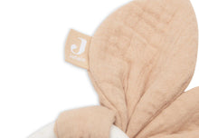 Close-up van het beige label met Jollein-logo aan zachte oren van Bijtring Siliconen Bunny Ears Moonstone.