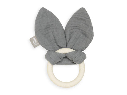 Jollein Bijtring Siliconen Bunny Ears in zachte Olive Green kleur met witte ring, geschikt als baby speelgoed.