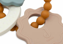 Detail van siliconen sleutel met Jollein logo uit Lovely Birds serie, flexibel bijtspeelgoed voor baby’s.