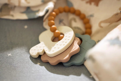 Bijtring sleutelbos van Jollein Lovely Birds op zacht bedtextiel, ideaal als baby cadeau of speelgoed.