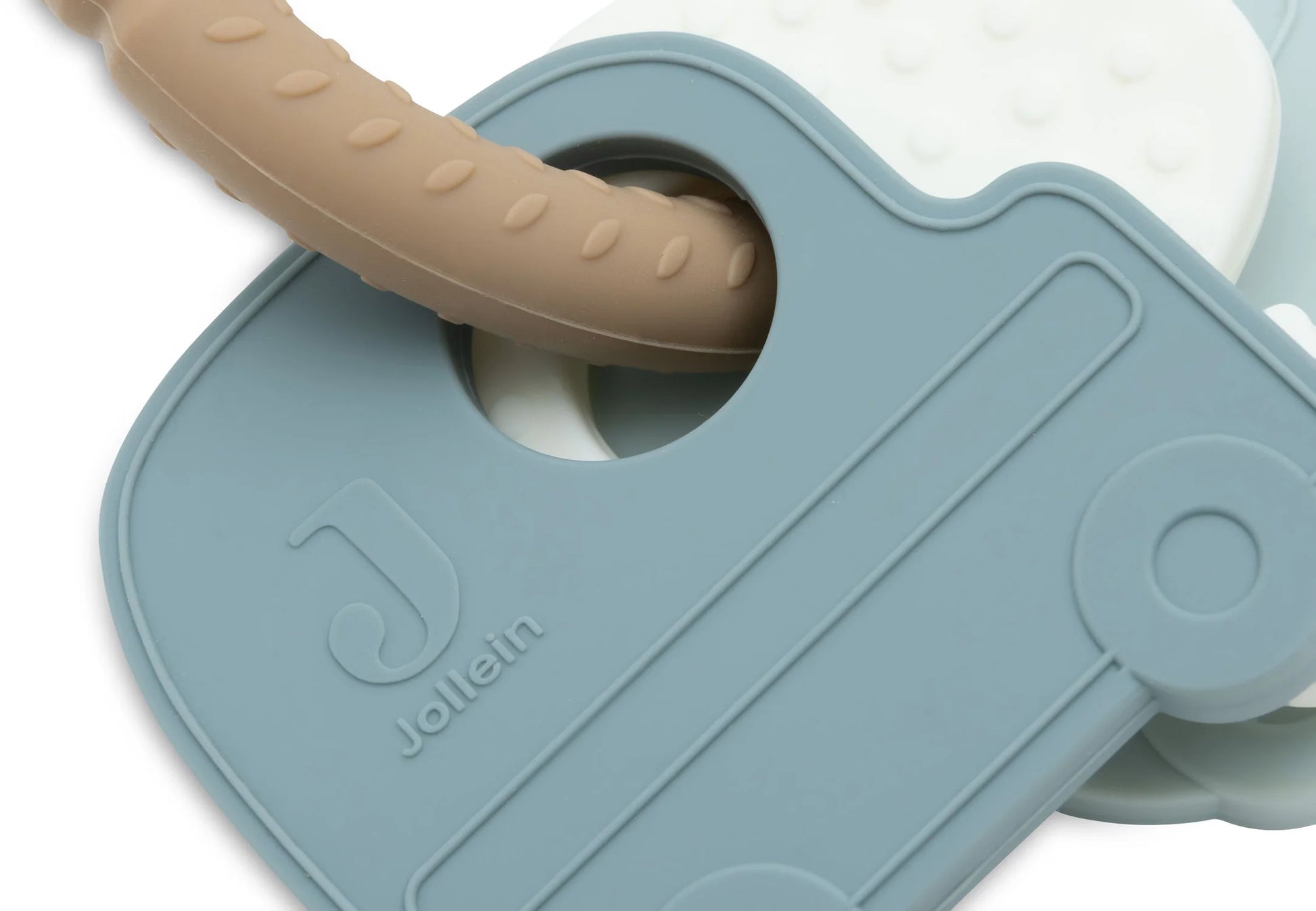 Detail van siliconen sleutelbos uit de Jollein On The Go serie met blauwe autovorm, ideaal voor peuterhandjes.