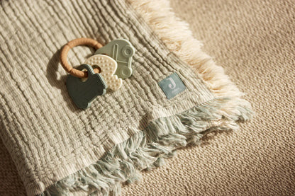 Bijtring sleutelbos van Jollein op een zacht dekentje, ideaal als kraamcadeau of box speelgoed voor baby’s.