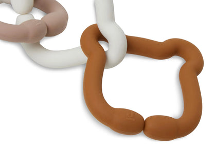 Detailopname van verbonden Jollein Teddy Bear bijtringen van siliconen in wit, bruin en beige, perfect box speelgoed.