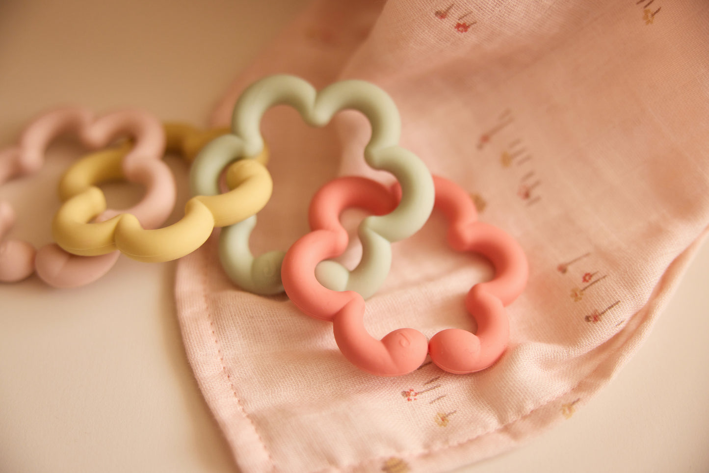 Jollein bijtspeeltje flowers op roze doek als baby cadeau voor mondmotoriek ontwikkeling