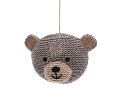 Grijs gebreide berenkop van Jollein Boxmobiel Animals met geborduurd gezichtje, zacht sensorisch speelgoed voor baby’s.