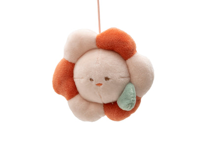 Jollein boxmobiel Pretty Picnic detail foto: pluche bloem hanger in oranje en roze, sensorisch speelgoed voor baby.