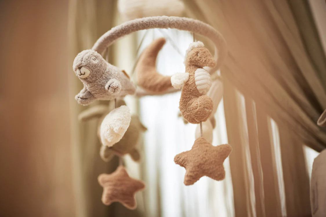 Mobiel met zeehondje en zeepaardje van Jollein Boxmobiel Deepsea, zacht sensorisch speelgoed voor baby’s.