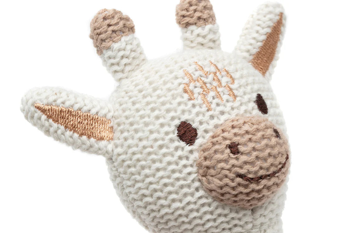 Detailopname van Jollein rammelaar Giraffe met geborduurd gezicht als educatief speelgoed.