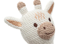 Detailopname van Jollein rammelaar Giraffe met geborduurd gezicht als educatief speelgoed.