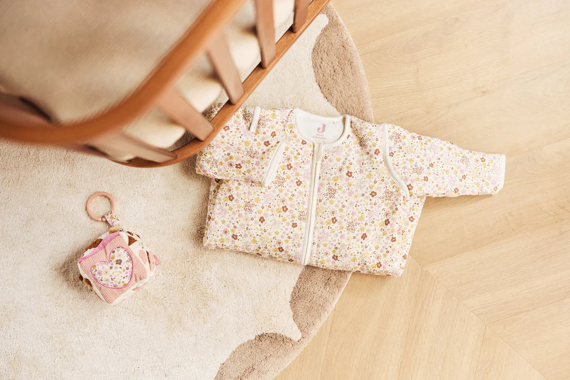 Jollein Flower Fairies activiteitenkubus en slaapzak met bloemetjesprint op zacht kleedje, perfect als baby cadeau.