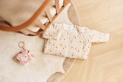 Jollein Flower Fairies activiteitenkubus en slaapzak met bloemetjesprint op zacht kleedje, perfect als baby cadeau.