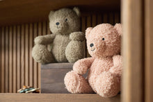 Jollein teddyberen in olive green en wild rose op houten plank, grote teddybeer en sfeervol kraamcadeau idee.
