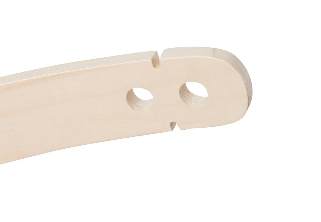 Close-up van de bovenkant van de Jollein houten arm met bevestigingsgaten voor baby of boxmobiel.