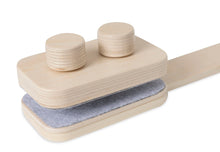 Detail van de houten klem met vilten laag van de Jollein arm voor boxmobiel, stevig en veilig voor baby mobiel.