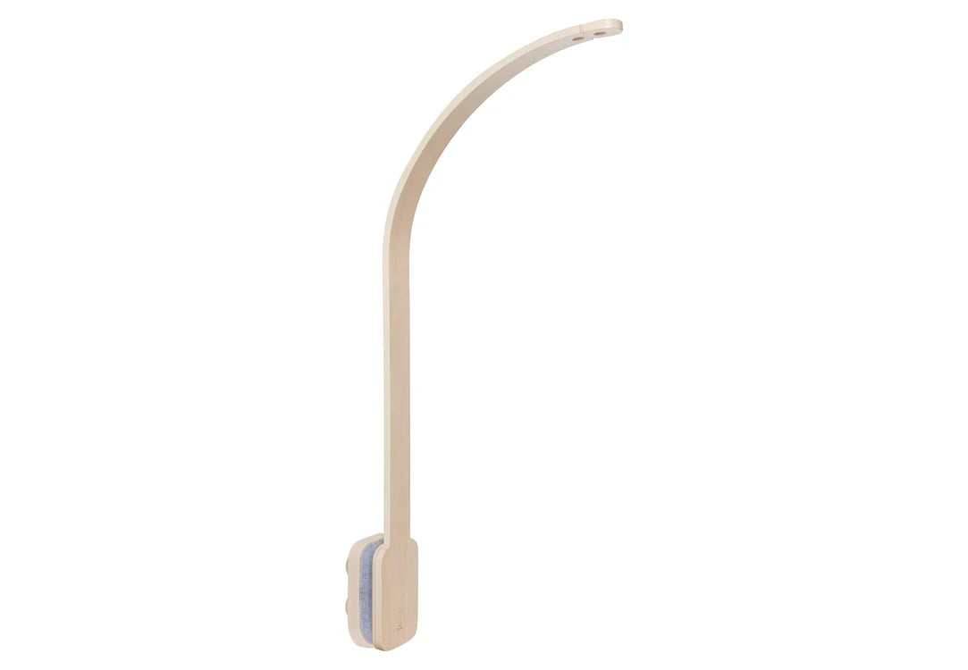 Zijaanzicht van de houten arm voor boxmobiel of baby mobiel van Jollein, gemaakt van gelakt hout in neutrale tint.