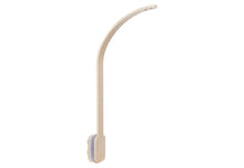 Zijaanzicht van de houten arm voor boxmobiel of baby mobiel van Jollein, gemaakt van gelakt hout in neutrale tint.