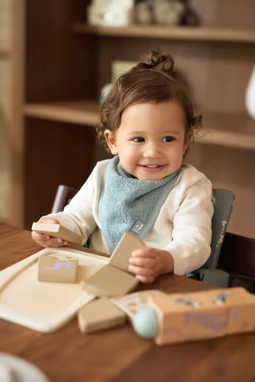 Jollein Houten puzzel Giraffe, peuter speelt lachend met houten blokken, ideaal baby cadeau en sensorisch speelgoed.