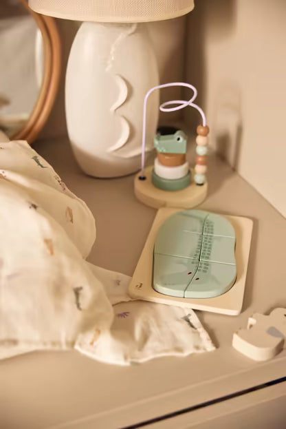 Jollein Houten puzzel krokodil Jungle Jambo op kinderkamerkast, montessori speelgoed als kraamcadeau.