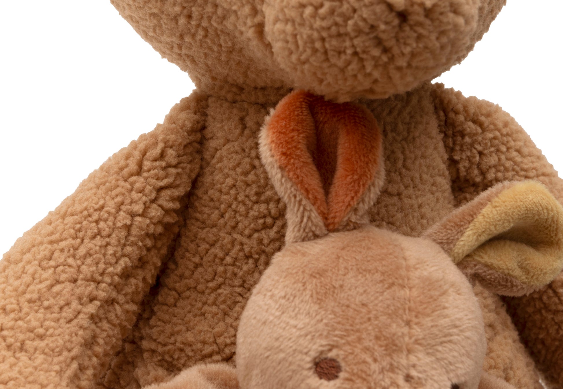 Close-up Jollein Kangaroots met baby joey in buidel, oranje oren detail, zacht kraamcadeau newborn