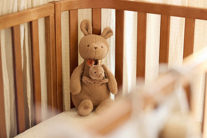 Jollein Kangaroots kangoeroe knuffel staand in houten ledikant, lief kraamcadeau voor pasgeboren baby