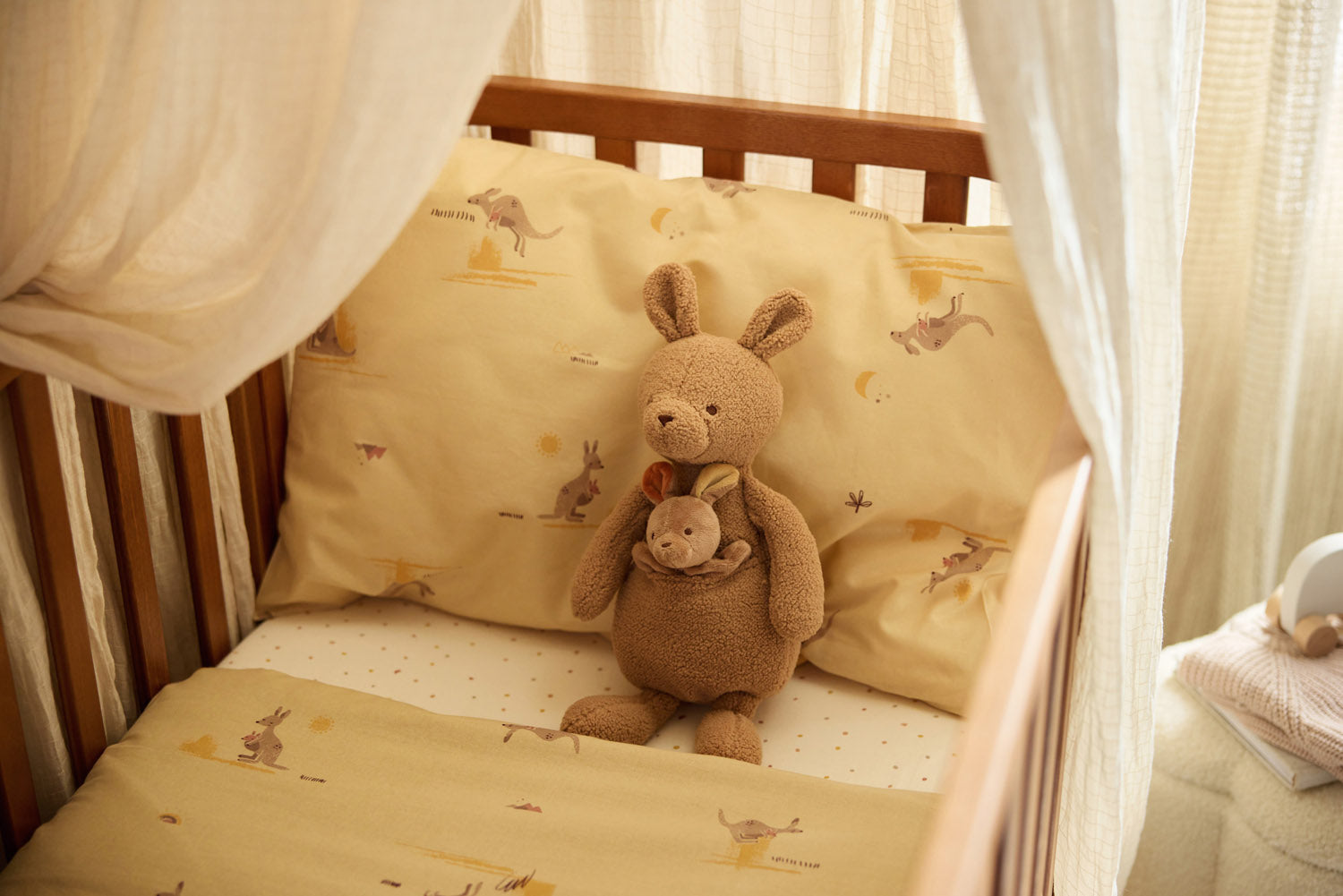 Jollein Kangaroots kangoeroe knuffel in houten ledikant met kangoeroeprint beddengoed, babykamer sfeer