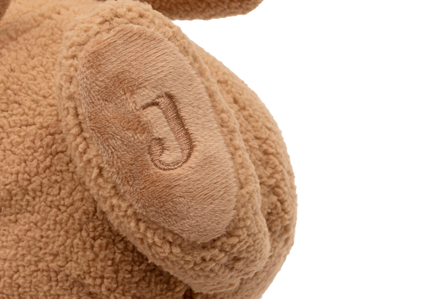 Detailfoto Jollein Knuffel Kangaroots met geborduurde J op voet, kwaliteitslogo kangoeroe knuffel baby