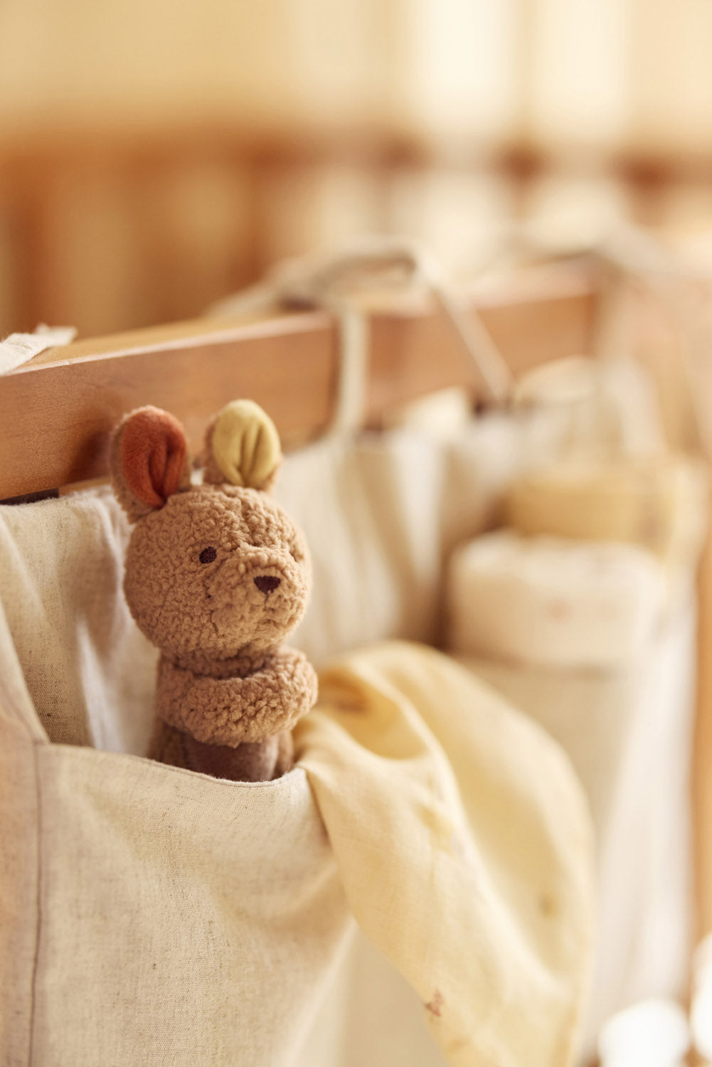 Jollein Kangaroots rammelaar baby in linnen zak aan bedje, schattig kangoeroe knuffel kraamcadeau detail