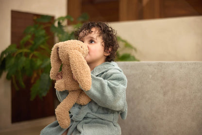 Kind knuffelt liefdevol met Jollein Bunny in biscuitkleur, ideaal als dikke knuffel voor peuters en baby’s.