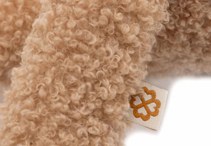 Detailfoto van het Jollein-label aan de biscuitkleurige knuffel bunny, toont textuur en afwerking van het pluche.