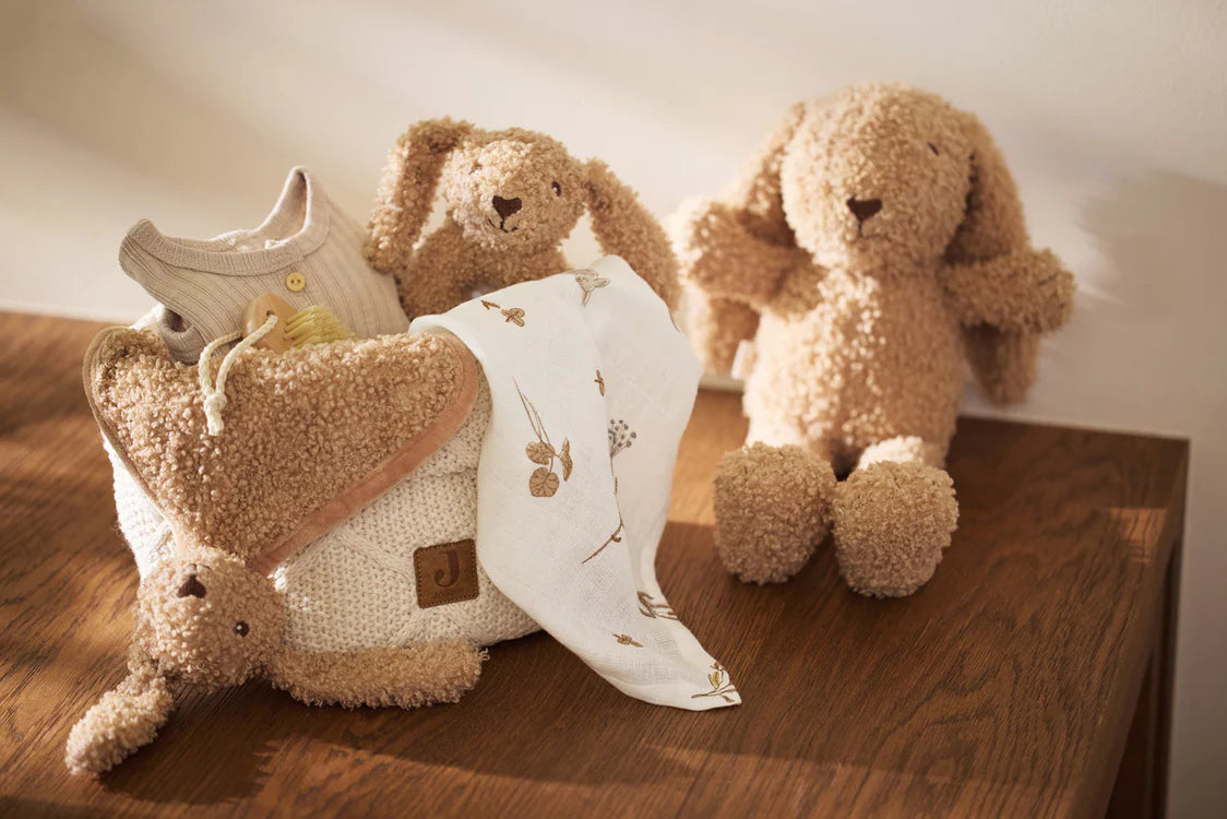 Set van meerdere Jollein Knuffel Bunny’s in biscuitkleur met textielaccessoires als speelhoek decoratie.