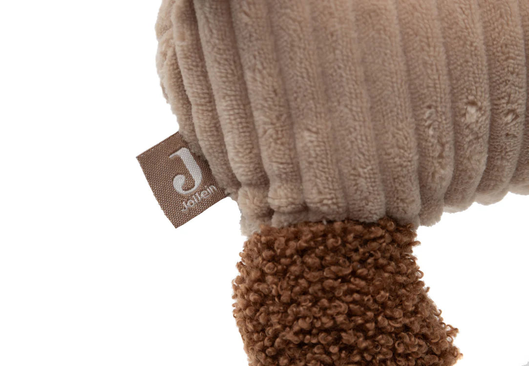 Close-up van Jollein knuffel Diego met zichtbaar J-label en teddy pootje, geschikt als kraamcadeau.