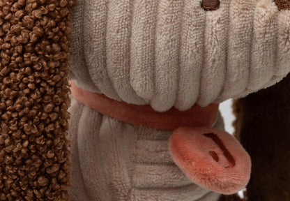 Detail van roze hondenpenning met “J” aan ribstof hals van Jollein knuffel Diego, perfect baby cadeau.