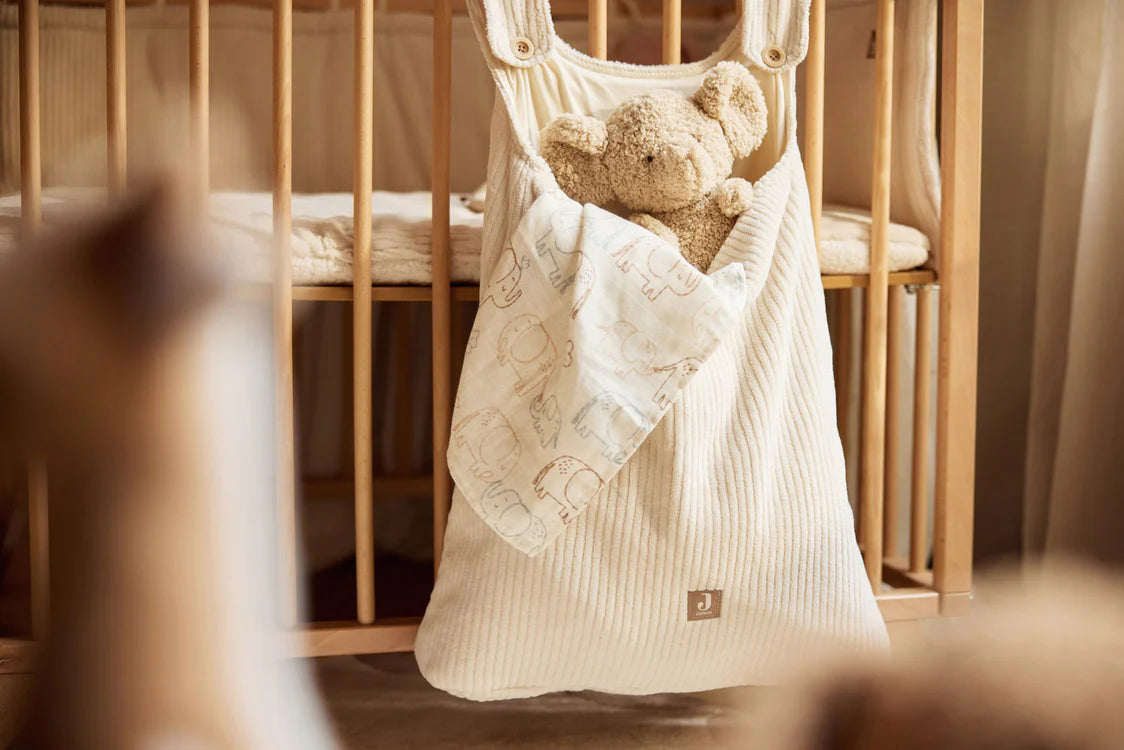 Jollein knuffel Elephant in crème bewaarzak aan houten babyledikant, ideaal als kraamcadeau of baby cadeau.