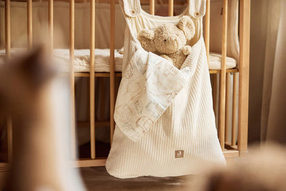 Jollein knuffel Elephant in crème bewaarzak aan houten babyledikant, ideaal als kraamcadeau of baby cadeau.