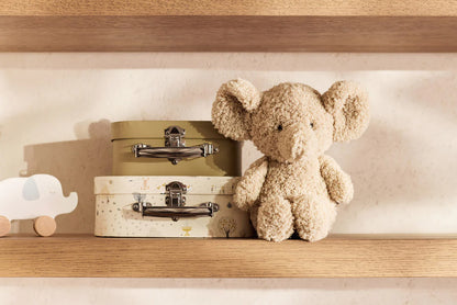 Jollein knuffel Elephant op houten plank met koffertjes, leuk als decoratief kraamcadeau of baby cadeau.