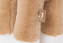 Detail van Jollein label op de biscuitkleurige knuffel giraffe, superzacht speelgoed voor baby’s.