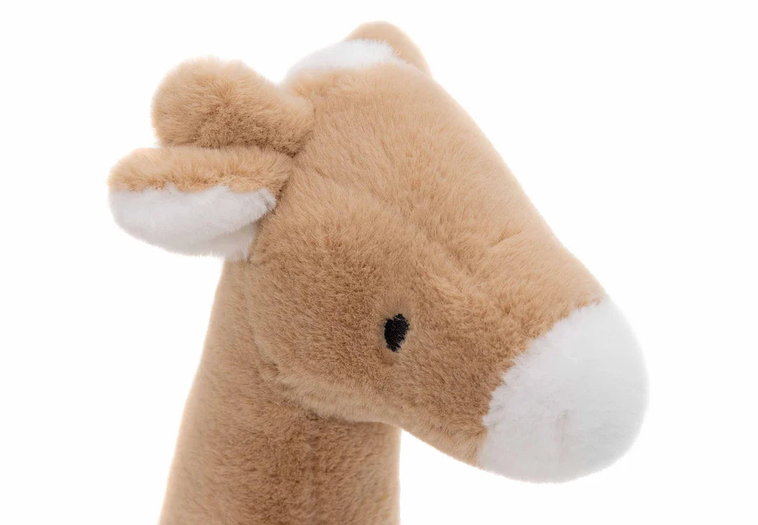 Close-up van het hoofd van de Jollein knuffel giraffe in biscuitkleur, zacht en geschikt voor jonge kinderen.