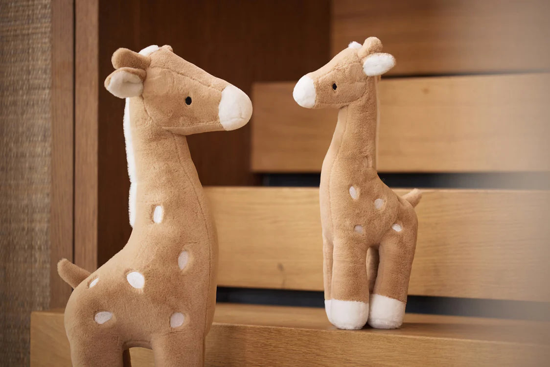 Twee Jollein knuffel giraffes in biscuitkleur en XL met witte details, zachte pluche speelgoedset voor baby’s.