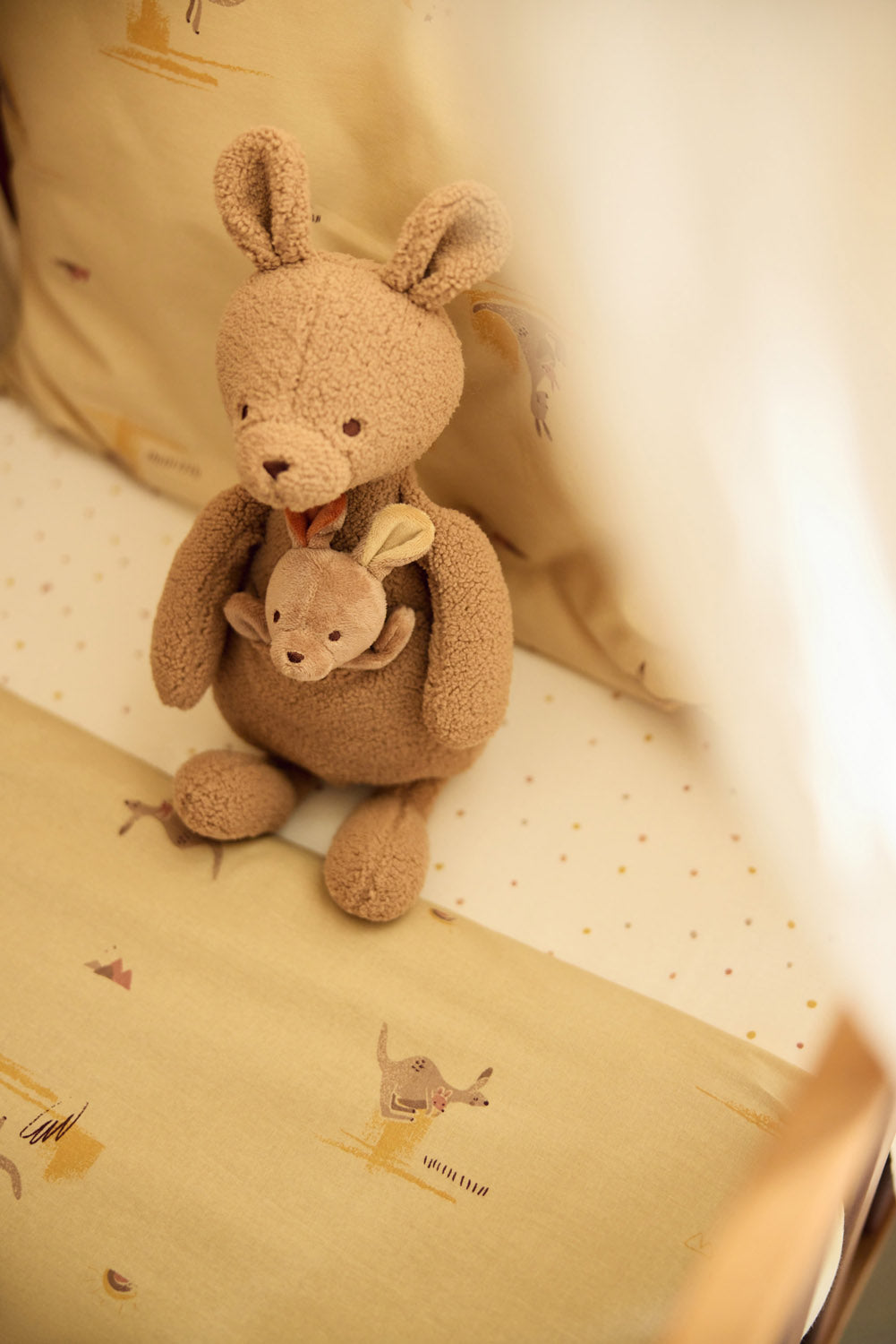 Jollein Knuffel Kangaroots kangoeroe in ledikant met bijpassend beddengoed, sfeerbeeld babykamer